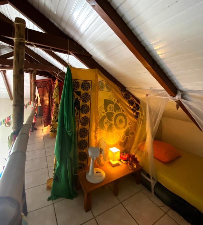 Appartamento Happy Hippies House Sainte-Rose Esterno foto